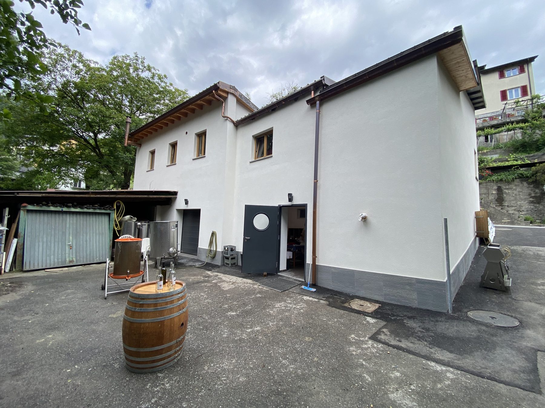 La cantina MaGiRo vista dall'esterno, con una botte e i serbatoi d'acciaio